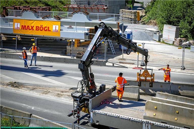 Letzte Betonteile sind vor dem Einhub entfernt worden, denn der Kran braucht mehr Platz. Foto: Alexander Becher