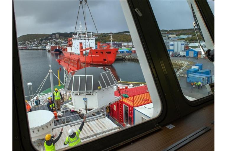 Letzte Teile der Ausrüstung werden mit einem Kran auf die „Polarstern“ gehoben. Foto: Esther Horvath/Alfred-Wegener-Institut/Helmhol
