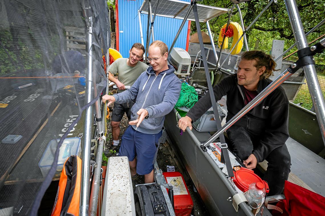 Von der Murr bis ins Schwarze Meer Letzte Vorbereitungen: Martin Koschinat, Axel Bauer und Kevin Geißler (von links) arbeiten an den Booten. Foto: Alexander Becher