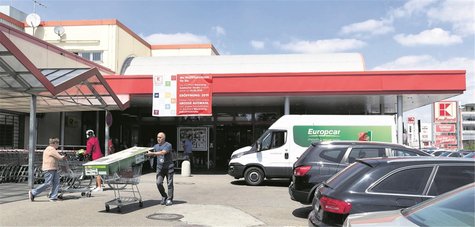 Kein Glück für Schnäppchenjäger Letzter Öffnungstag von Kaufland in der Sulzbacher Straße. Es gibt bereits viele leer stehende Flächen, ausgeräumte Regale und gesperrte Gänge. Der Einkauf fällt treuen Kunden nicht leicht. Foto: J. Fiedler