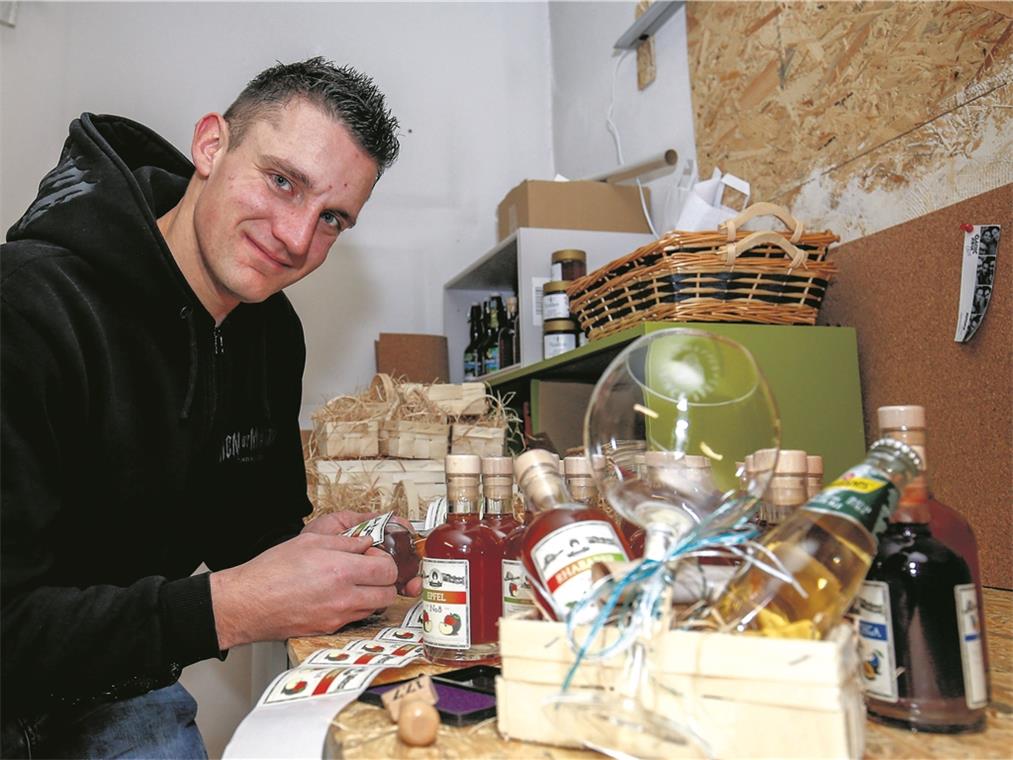Süßer Genuss nach Omas Rezept Letzter Schritt vor dem Verkauf: Die Flaschen werden einzeln von Hand etikettiert. Fotos: A. Becher