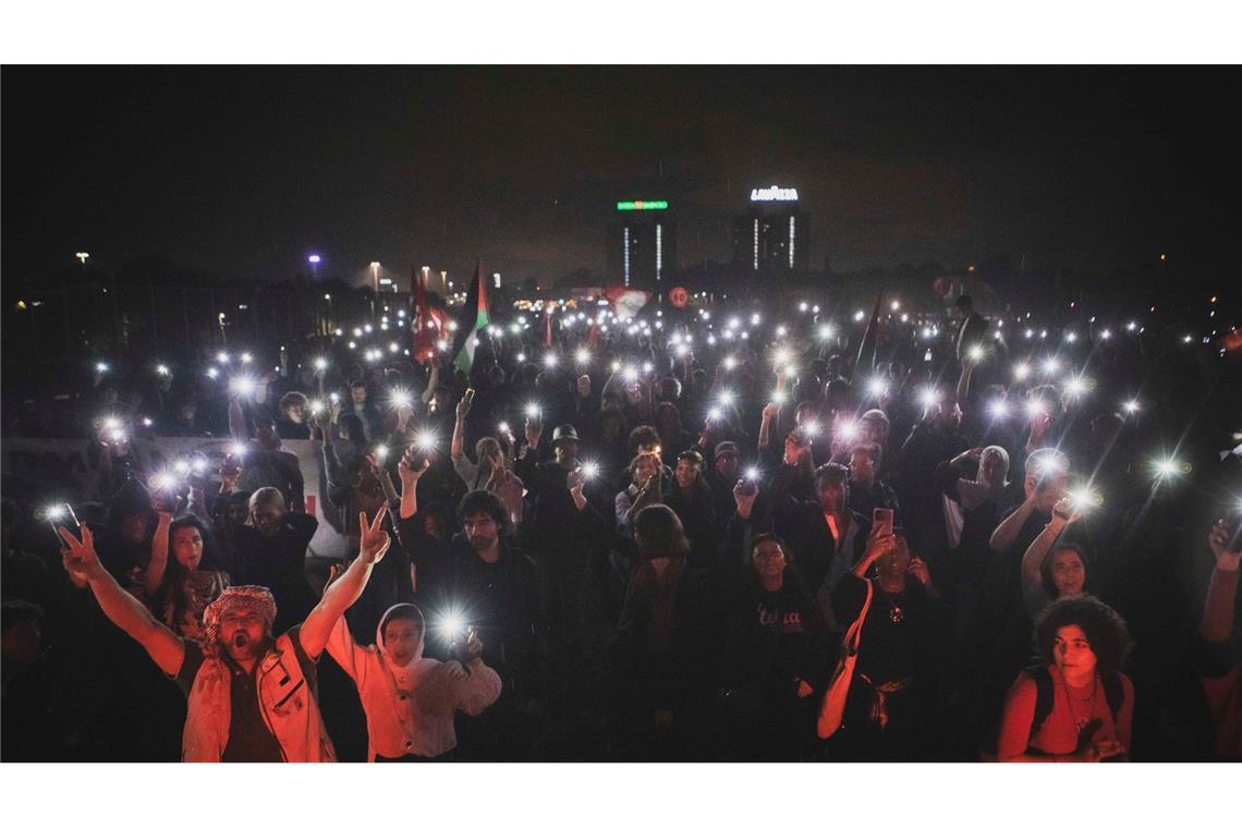 Leuchten für Gaza: Menschen fordern das Ende des Krieges im Nahen Osten.