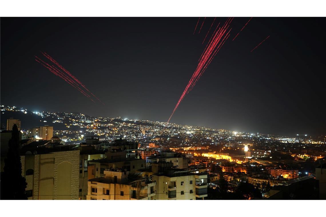 Leuchtspurgeschosse erhellen den Nachthimmel über Beirut, während Menschen nach Inkraftreten eines Waffenstillstands mit scharfer Munition in die Luft schießen.