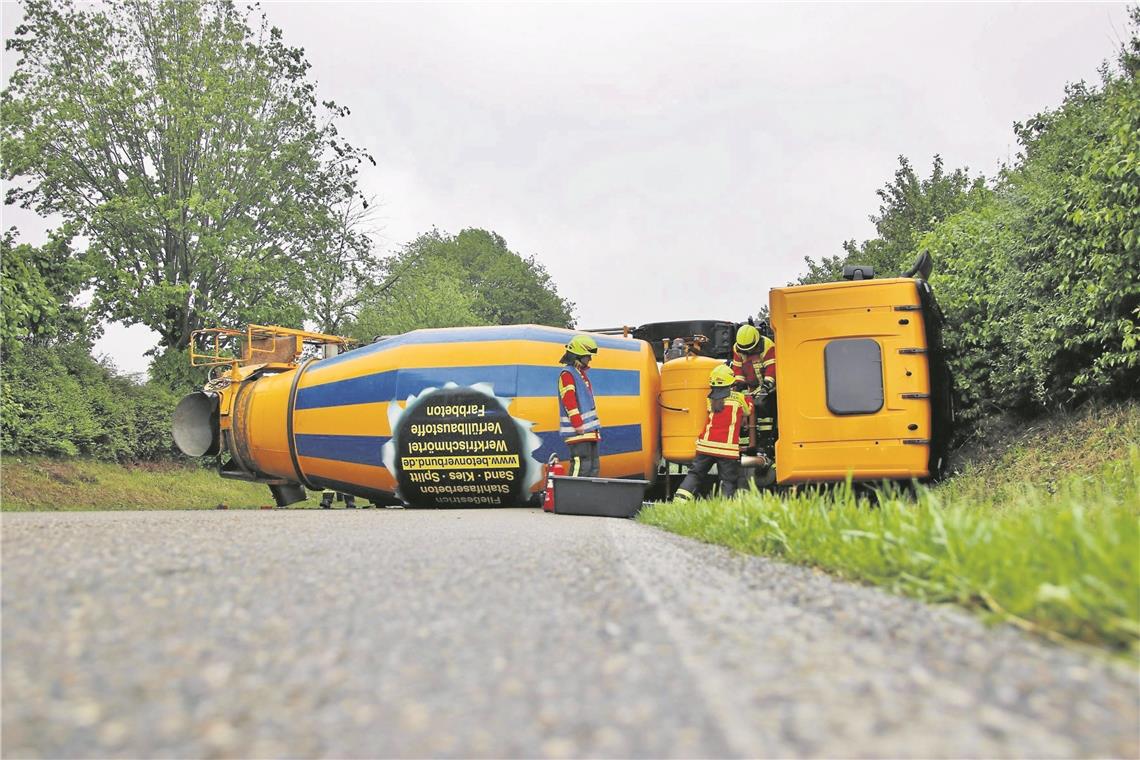 LEUTENBACH (pol). Auf der Landesstraße L1114 zwischen Weiler zum Stein und Heidenhof kam es gestern Nachmittag zu einem Unfall mit einem Betonmischer. Kurz nach 15 Uhr war der 28 Jahre alte Fahrer des Betonmischers in Richtung Heidenhof unterwegs. Aus Unachtsamkeit geriet er laut Polizei zunächst nach rechts auf den unbefestigten Seitenstreifen. Als er anschließend stark nach links lenkte, kam das Fahrzeug ins Schleudern und landete auf der Seite. Der Betonmischer, der rund vier Kubikmeter Beton geladen hatte, wurde beim Unfall stark beschädigt, der Sachschaden beläuft sich auf rund 100000 Euro. Der Fahrer selbst wurde leicht verletzt. Die Feuerwehren Burgstetten und Leutenbach waren mit mehreren Fahrzeugen und Einsatzkräften vor Ort. Die L1114 musste für mehrere Stunden gesperrt und der Verkehr entsprechend umgeleitet werden. 