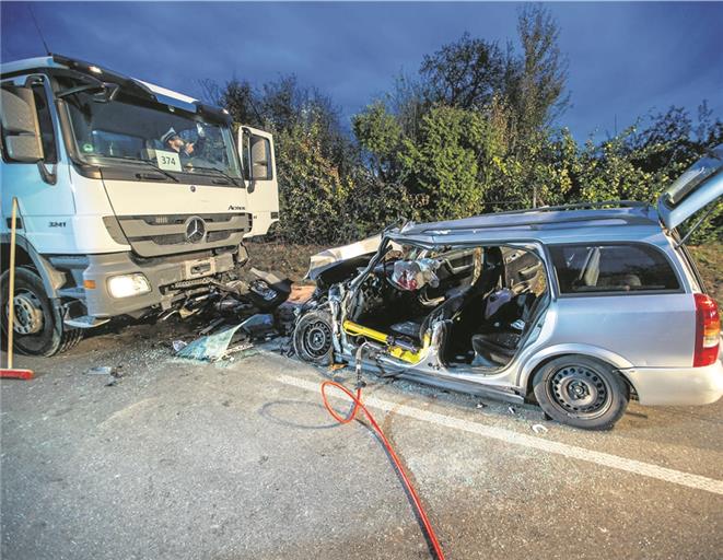 LEUTENBACH (pol). Zu einem schweren Verkehrsunfall ist es am Mittwochnachmittag auf der Landesstraße 1127 in Leutenbach zwischen dem Hauptort und dem Ortsteil Weiler zum Stein gekommen. Wie die Polizei mitteilt, war eine 25-jährige Opelfah-rerin um 16.22 Uhr vom Kreisel in Weiler zum Stein in Richtung Leutenbach unterwegs. Aus bislang noch ungeklärter Ursache geriet die Frau nach links auf den Gegenfahrstreifen. Der entgegenkommende 47-jährige Fahrer eines Betonmischers versuchte noch auszuweichen, kollidierte aber dennoch frontal mit der Opelfahrerin. Die 25-Jährige wurde in ihrem Fahrzeug eingeklemmt und musste von der Feuerwehr gerettet werden. Ein Rettungshubschrauber flog die Schwerverletzte dann in ein Krankenhaus. Der Betonmischerfahrer erlitt ebenfalls schwere Verletzungen und wurde auch in ein Krankenhaus eingeliefert. Die Landesstraße war zur Unfallaufnahme sowie für die Bergung der beiden Fahrzeuge mehrere Stunden gesperrt. Am Betonmischer und am Opel entstand Sachschaden in Höhe von ungefähr 75000 Euro. Die Feuerwehr Leutenbach war mit sechs Fahrzeugen und 30 Mann vor Ort, der Rettungsdienst mit zwei Rettungswägen, einem Notarzt und einem Rettungshubschrauber. Die Straßenmeisterei Backnang übernahm die Sperrung der Landesstraße. Foto: 7aktuell
