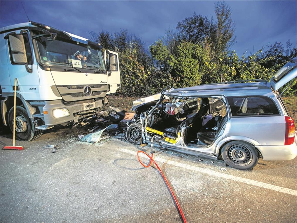 Auto prallt frontal auf Betonmischer