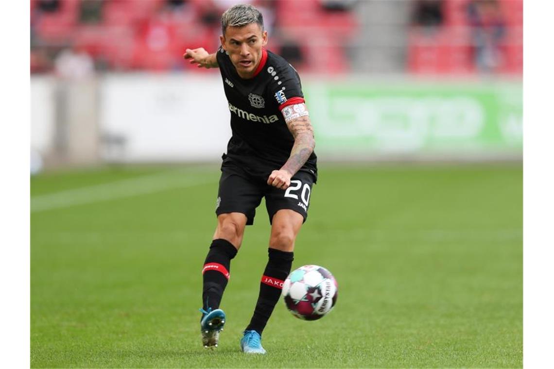 Leverkusen beginnt gegen den BVB überraschend mit Kapitän Charles Aranguiz. Foto: Tom Weller/dpa