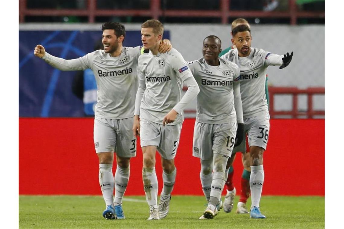 Leverkusen darf auch dank Sven Bender (2.v.l) im Europapokal überwintern. Foto: Alexander Zemlianichenko/AP/dpa