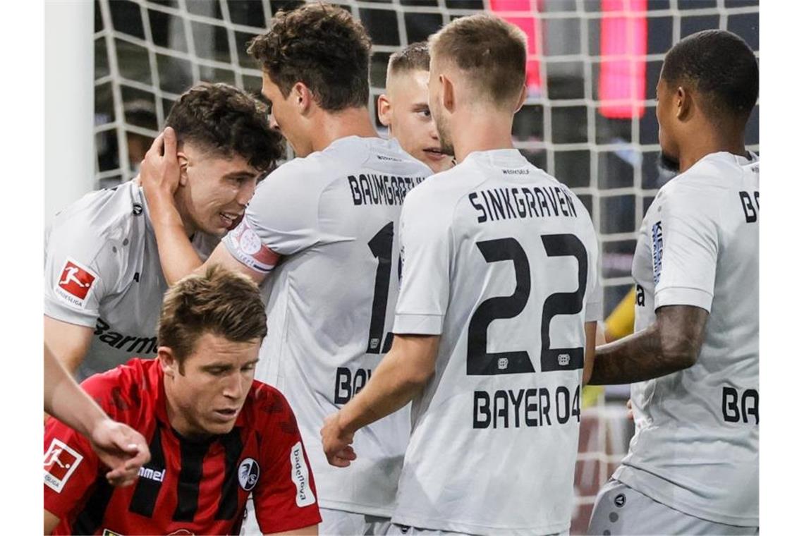 Leverkusen siegte in Freiburg dank Kai Havertz (l). Foto: Ronald Wittek/epa/Pool/dpa