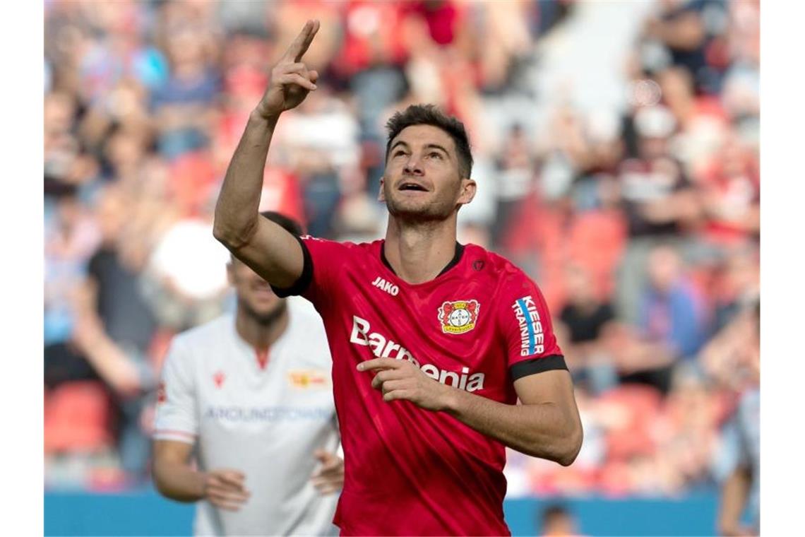 Bundesliga-Trio will geschlossen ins Achtelfinale Leverkusener Hoffnungsträger: Lucas Alario bejubelt. Foto: Federico Gambarini/dpa
