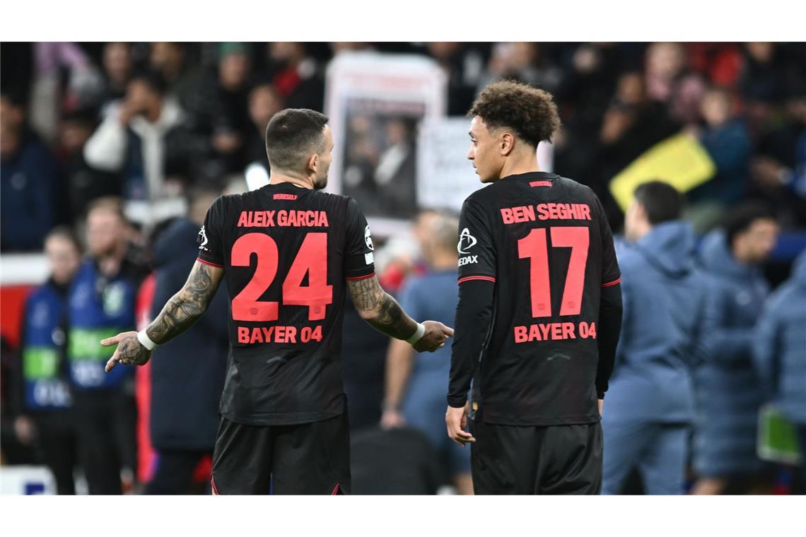 Bilder des Tages Leverkusens Aleix Garcia (l) und Leverkusens Eliesse Ben Seghir reagieren nach dem Spiel gegen Paris Saint-Germain.