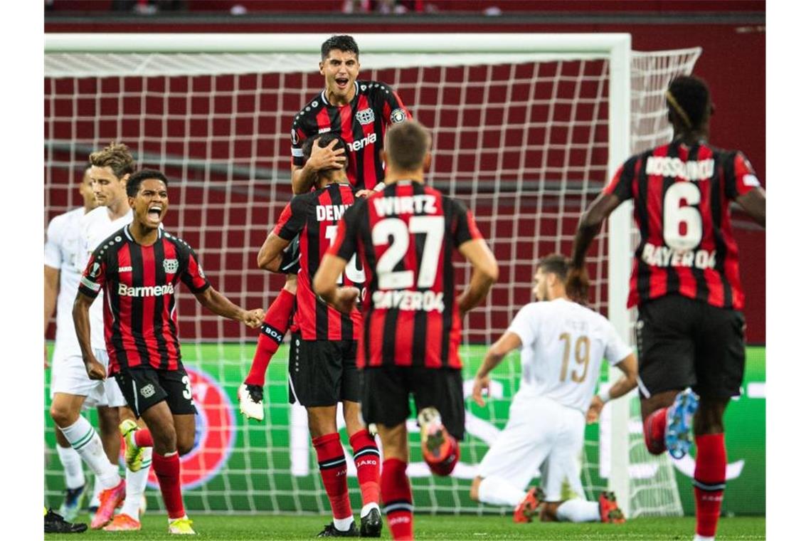 Leverkusens Amine Adil (l-r), Kerem Demirbey Torschütze Exequiel Palacios, Florian Wirtz und Odilon Kossounou jubeln nach dem Treffer zum 1:1. Foto: Marius Becker/dpa