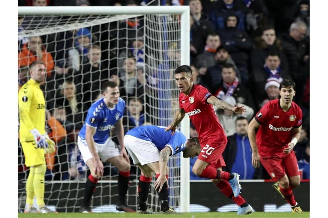 Leverkusens Charles Aránguiz (2.v.r) sorgte mit seinem Tor für die Vorentscheidung bei den Glasgow Rangers. Foto: Scott Heppell/AP/dpa