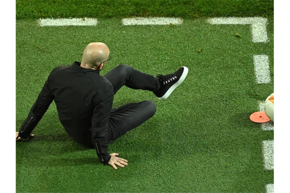 Leverkusens Cheftrainer Peter Bosz ist nach dm Europa-League-Aus endgültig auf dem Boden der Tatsachen angekommen. Foto: Ina Fassbender/AFP POOL/dpa