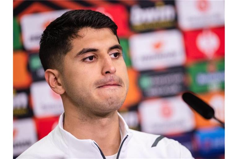 Leverkusens Exequiel Palacios blickt während der Pressekonferenz zum Spiel gegen Atalanta Bergamo in die Runde. Foto: Marius Becker/dpa