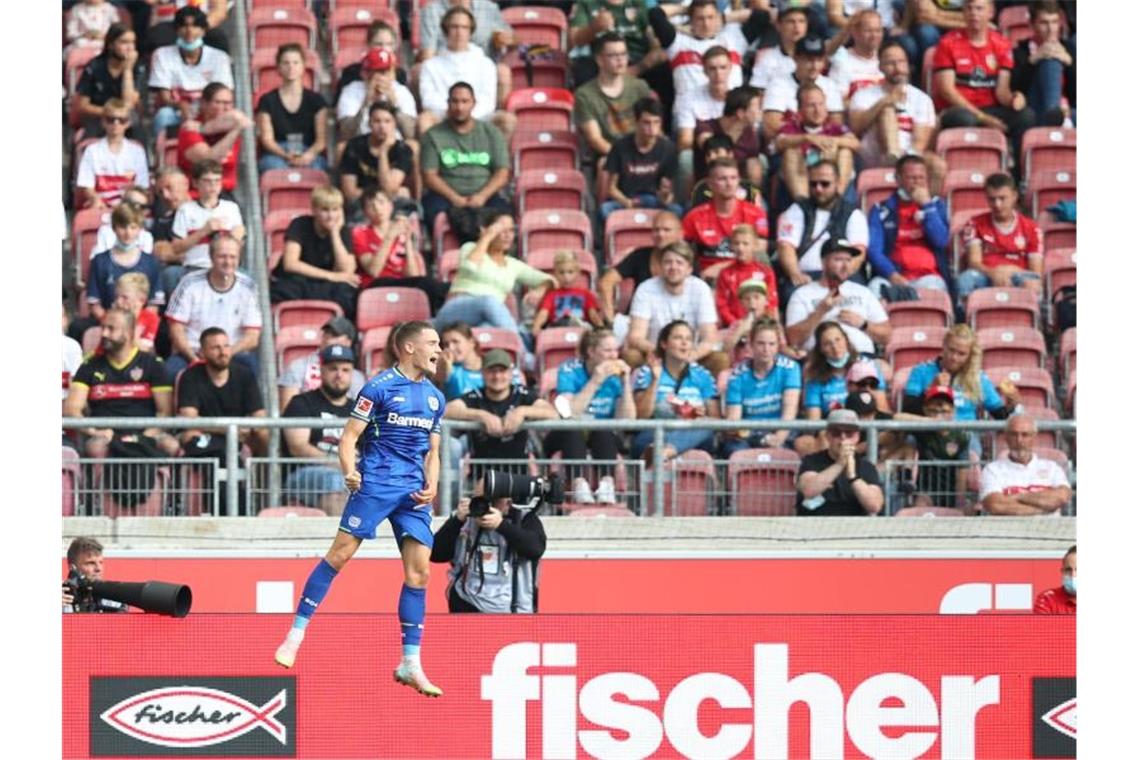Leverkusen feiert „hässlichen“ Unterzahl-Sieg beim VfB Leverkusens Florian Wirtz feiert sein Tor zum 3:1. Foto: Tom Weller/dpa