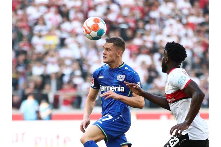 Leverkusens Florian Wirtz (l) und Stuttgarts Orel Mangala in Aktion. Foto: Tom Weller/dpa