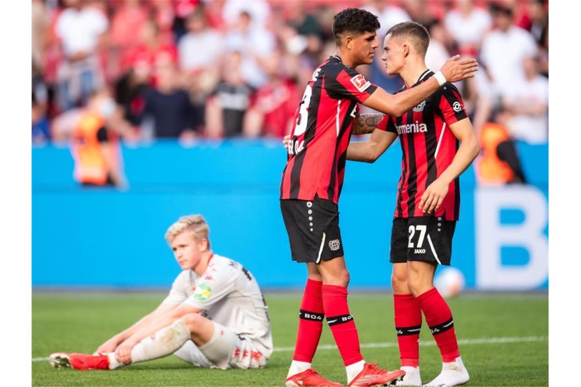 Rekord eines 18-Jährigen - Wirtz trägt das Bayer-Kreuz Leverkusens Florian Wirtz (r) feiert mit Piero Hincapie den Sieg über den FSV Maiz. Foto: Marius Becker/dpa