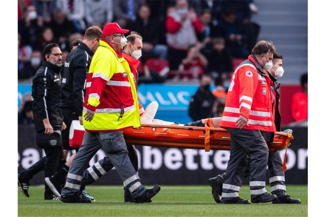 Wirtz erleidet Kreuzbandriss - Bayer verliert Derby Leverkusens Florian Wirtz wird verletzt vom Platz getragen. Foto: Marius Becker/dpa
