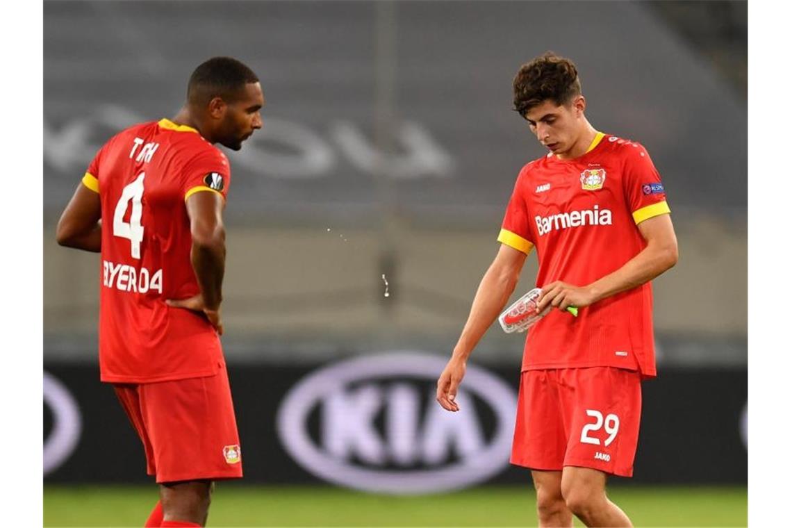 Bayer Leverkusen wieder mit „leeren Händen“ Leverkusens Jonathan Tah (l) und Kai Havertz stehen nach Abpfiff enttäuscht auf dem Platz. Foto: Marius Becker/dpa