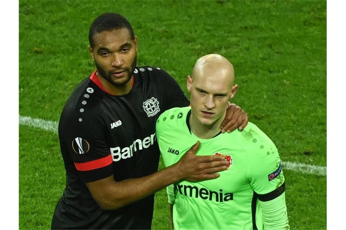 Leverkusens Jonathan Tah (l) und Niklas Lomb nach dem Aus gegen Bern. Foto: Ina Fassbender/AFP POOL/dpa