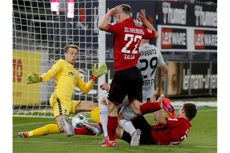 Leverkusens Kai Havertz (2.v.r.) erzielte das Tor des Tages. Foto: Ronald Wittek/epa/Pool/dpa