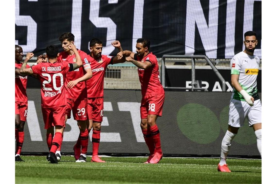 Bayern weiter vier Punkte vor BVB - Werders Lebenszeichen Leverkusens Kai Havertz (3.v.l.) jubelt mit seinen Teamkollegen über seinen Treffer zum 1:0. Foto: Ina Fassbender/AFP-Pool/dpa