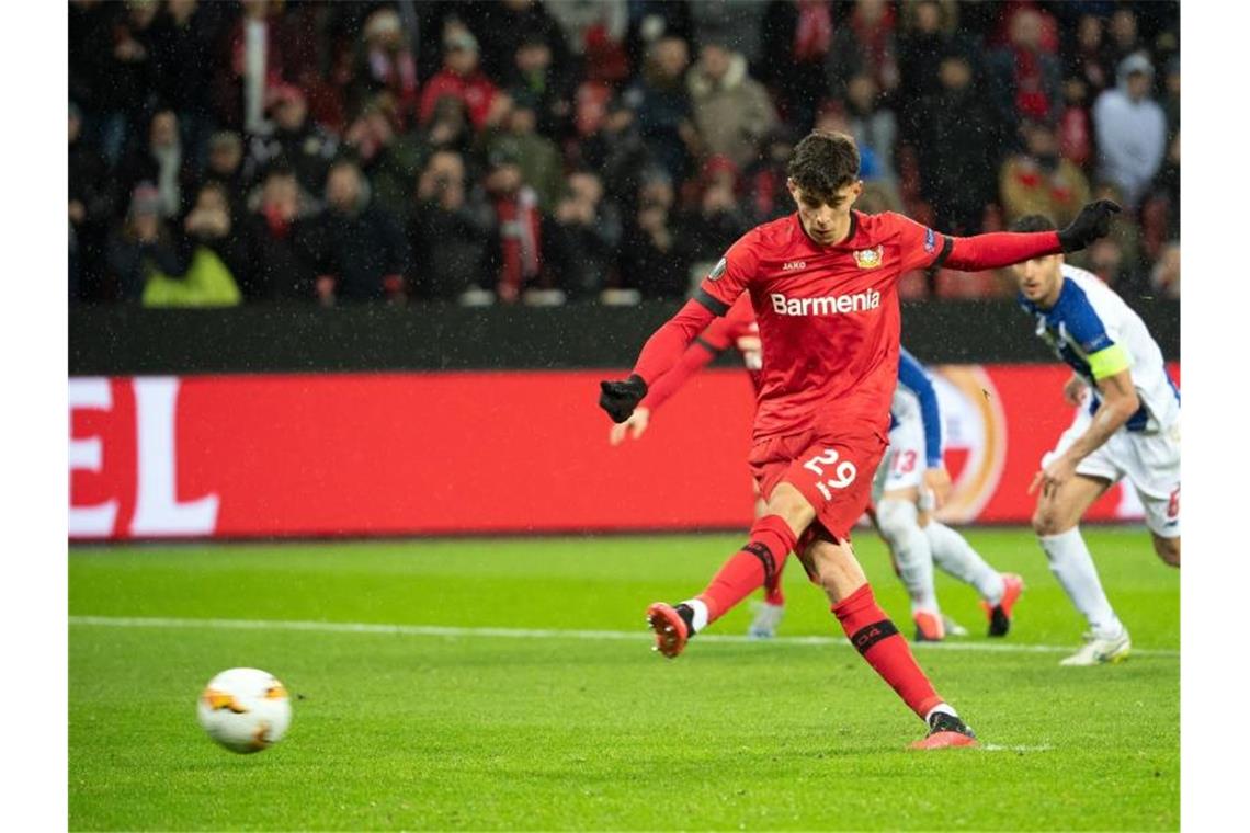 Leverkusens Kai Havertz erzielt das Tor zum 2:0 vom Elfmeterpunkt. Foto: Federico Gambarini/dpa