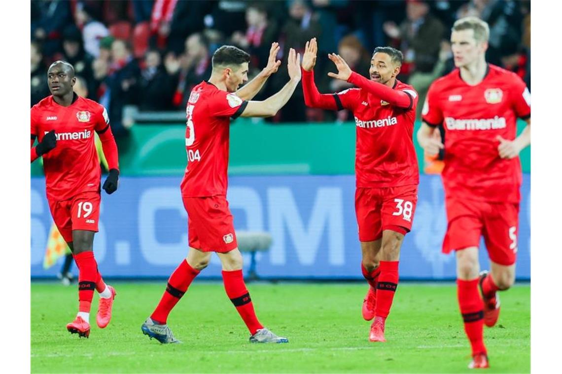 Leverkusens Karim Bellarabi (2.v.r.) freut sich mit Lucas Alario über sein Tor zum 1:1. Foto: Rolf Vennenbernd/dpa