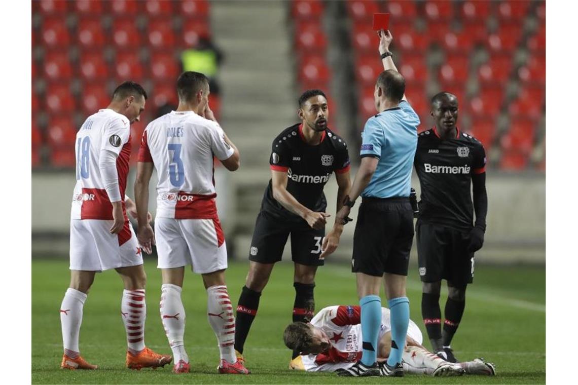Leverkusens Karim Bellarabi (M) sieht nach seinem Foul an Slavias Lukas Provod die Rote Karte. Foto: Petr David Josek/AP/dpa