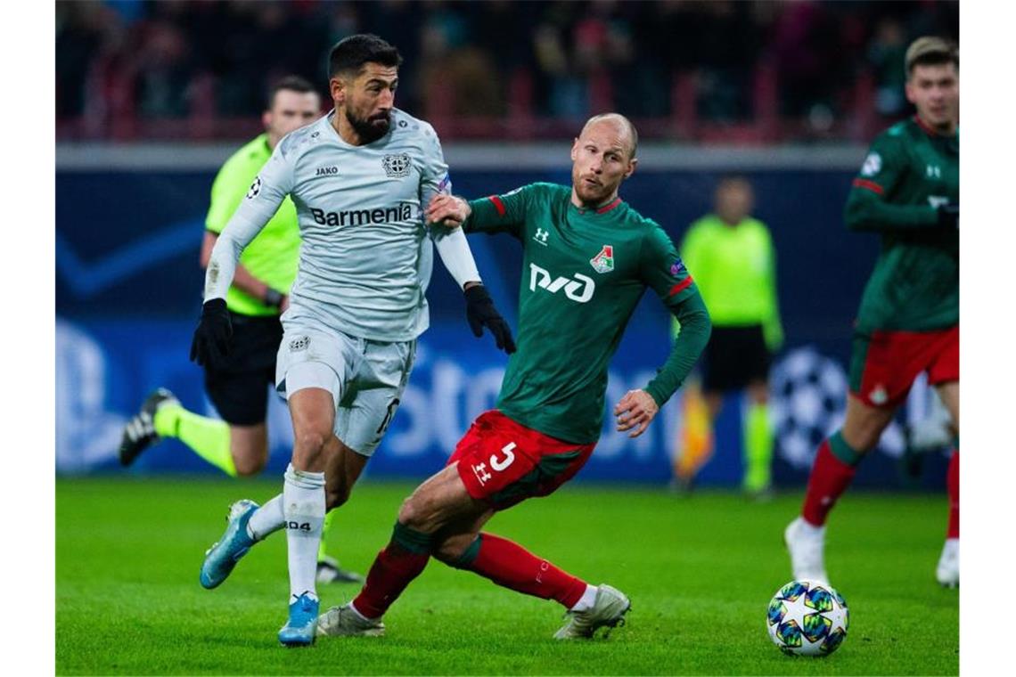 Erfolg in Moskau: Leverkusen überwintert im Europacup Leverkusens Kerem Demirbay (l) versucht an Moskaus Benedikt Höwedes vorbeizuziehen. Foto: Rolf Vennenbernd/dpa