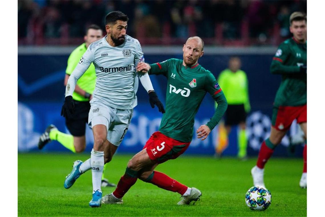 Leverkusens Kerem Demirbay (l) versucht an Moskaus Benedikt Höwedes vorbeizuziehen. Foto: Rolf Vennenbernd/dpa