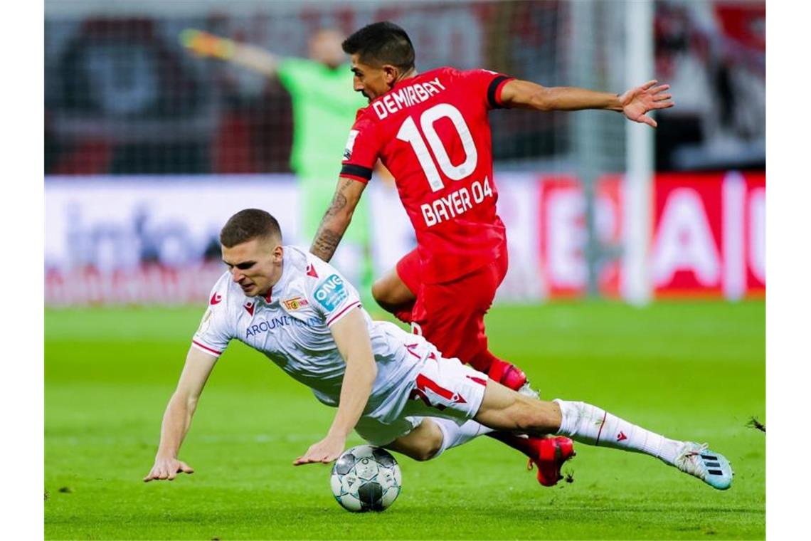 Leverkusen nach Rückstand im Pokal-Halbfinale Leverkusens Kerem Demirbay (r) und Grischa Prömel von Union Berlin versuchen an den Ball zu kommen. Foto: Rolf Vennenbernd/dpa