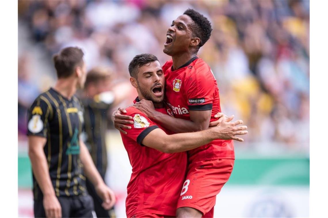 Leverkusens Kevin Volland (l) und Wendell jubeln nach dem Aachener Eigentor zum 1:0. Foto: Marius Becker