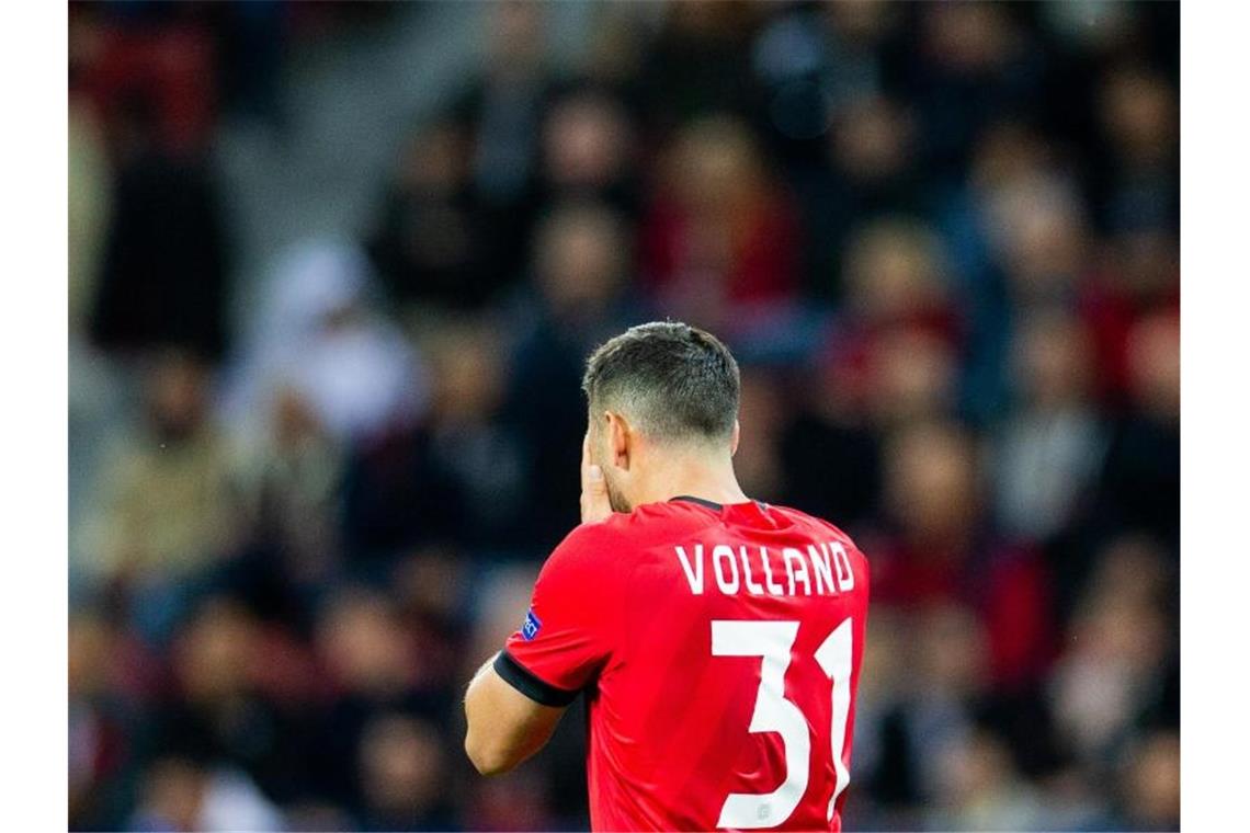 Leverkusen mit peinlichem Auftakt-Patzer gegen Lok Moskau Leverkusens Kevin Volland schlägt nach einer vergebenen Chance die Hände vor sein Gesicht. Foto: Rolf Vennenbernd