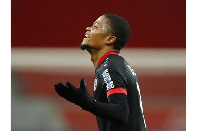 Leverkusens Leon Bailey jubelt über seinen Treffer zum 2:0. Foto: Thilo Schmuelgen/Reuters/Pool/dpa