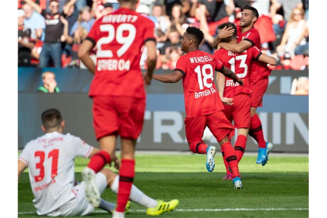Leverkusens Lucas Alario (2.v.r.) bejubelt sein Tor zum 2:0 gegen den FC Köln mit Wendell und Kevin Volland. Foto: Federico Gambarini