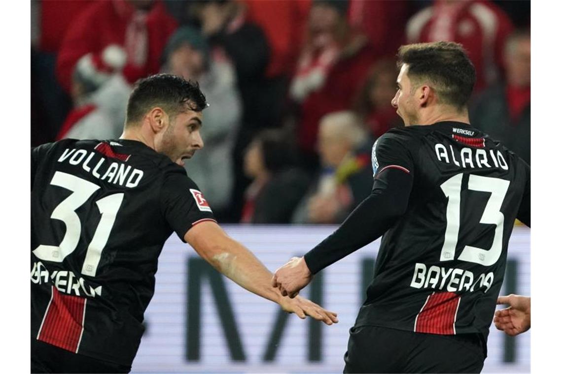 Leipzig ist Herbstmeister - FC Bayern mit späten Toren Leverkusens Lucas Alario (r) jubelt nach seinem Treffer zum 0:1 mit Kevin Volland. Foto: Thomas Frey/dpa