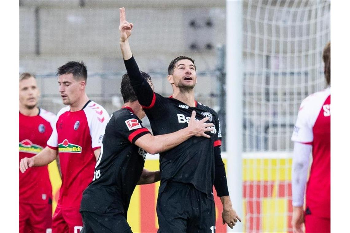 Leverkusens Lucas Alario (r) jubelt nach seinem zweiten Tor zum 2:1 mit Teamkameraden Julian Baumgartlinger (2.v.r). Foto: Tom Weller/dpa