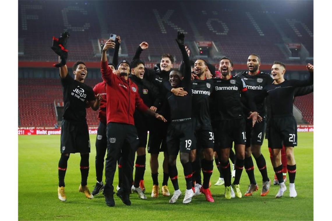 Leverkusens Mannschaft feiert ihren Sieg. Foto: Wolfgang Rattay/Reuters/Pool/dpa