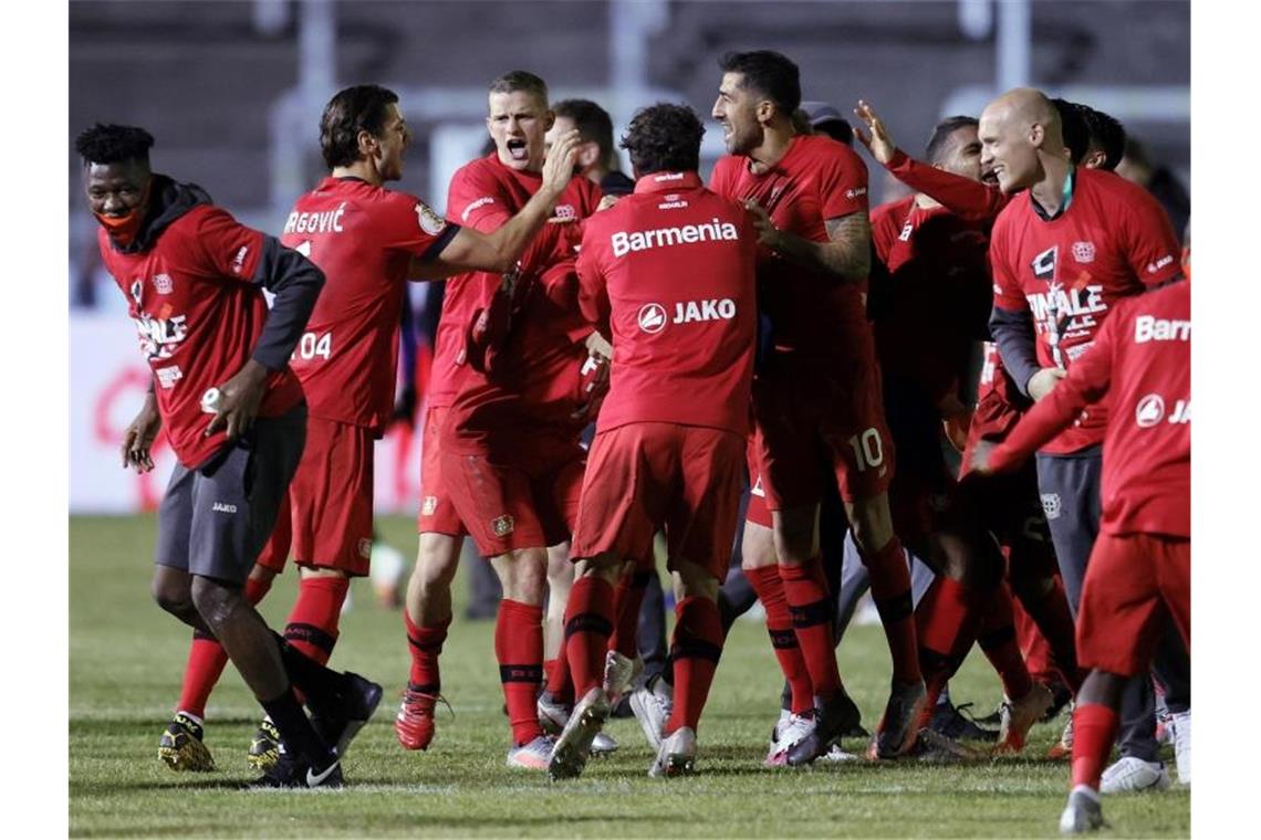 Leverkusens Mannschaft feiert nach dem Sieg über den FC Saarbrücken den Einzug ins Pokalfinale. Foto: Ronald Wittek/epa-Pool/dpa