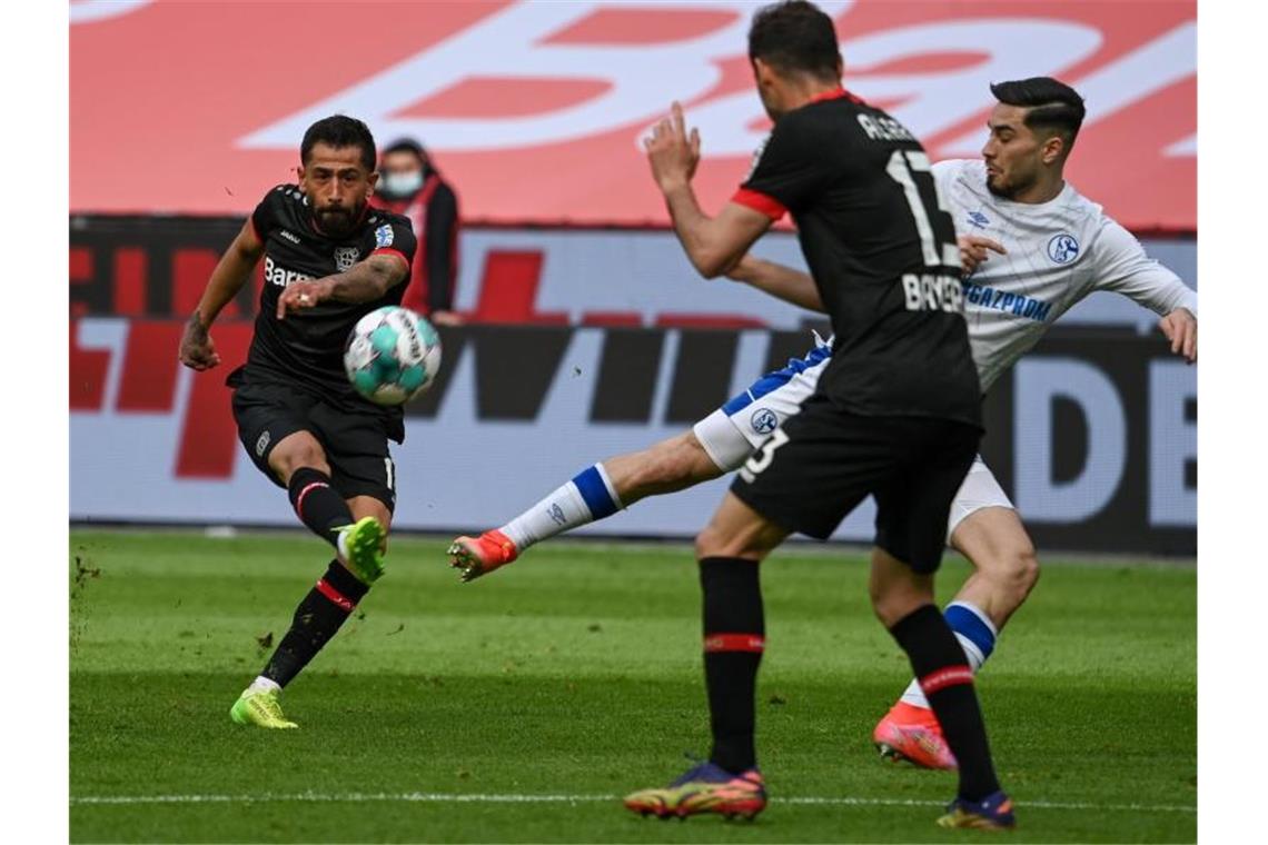 Leverkusens Mittelfeldspieler Kerem Demirbay schießt auf das Tor. Foto: Federico Gambarini/dpa POOL/dpa