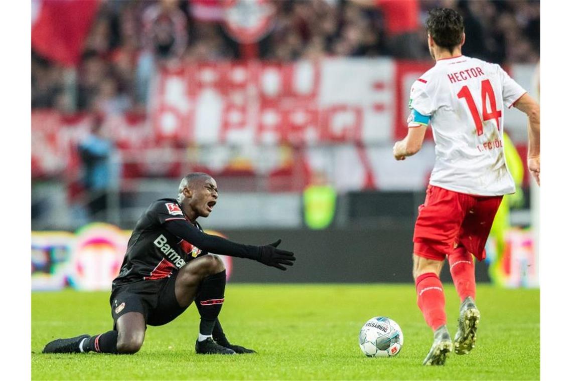 Leipzig vorerst an der Spitze - Coutinho-Gala in München Leverkusens Moussa Diaby ärgert sich nach einem Ballverlust. Foto: Marcel Kusch/dpa
