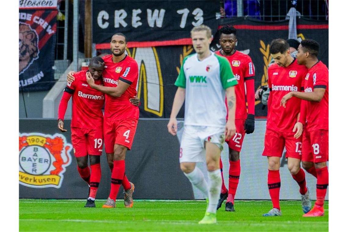 Leverkusens Moussa Diaby (l) wird nach seinem Treffer zum 1:0 von Teamkollege Jonathan Tah (2.v.l.) gedrückt. Foto: Rolf Vennenbernd/dpa