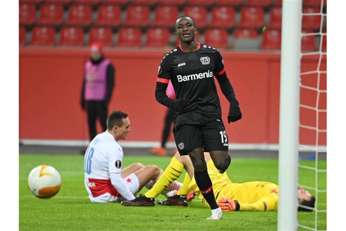 Leverkusens Moussa Diaby (vorn) hat das 3:0 gegen Slavia Prag erzielt und jubelt. Foto: Ina Fassbender/AFP/Pool/dpa