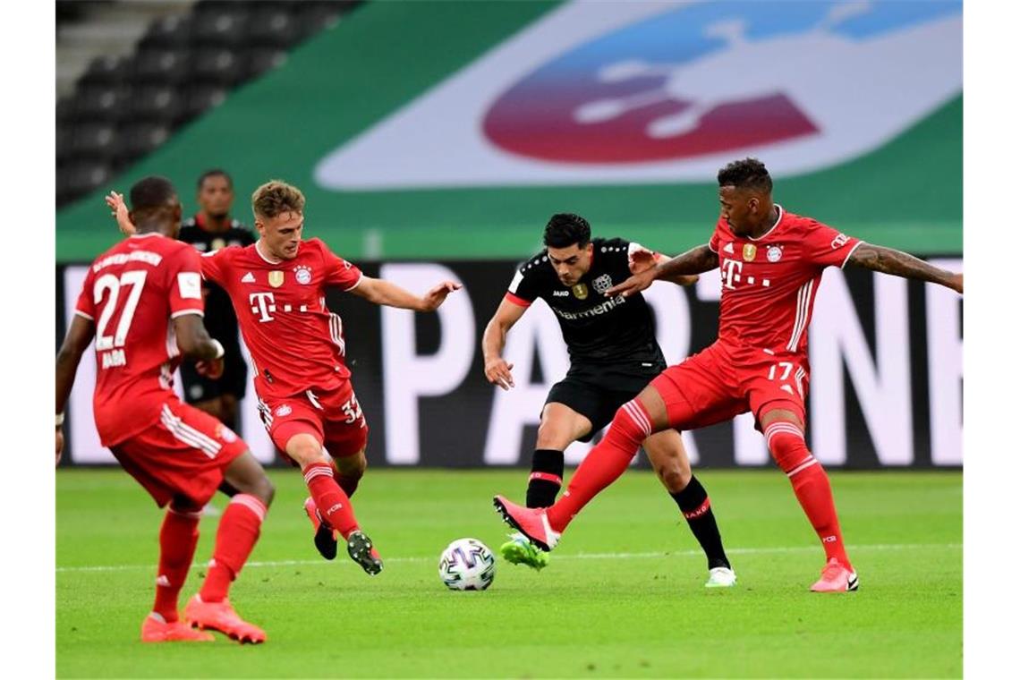 FC Bayern krönt sich gegen Leverkusen zum Doublesieger Leverkusens Nadiem Amiri (2.v.r.) sieht sich gleich drei Bayern-Spielern gegenüber. Foto: Robert Michael/dpa-Zentralbild/Pool/dpa