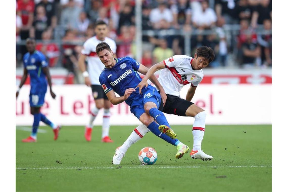 Leverkusens Patrik Schick (l) und Stuttgarts Hiroki Ito in Aktion. Foto: Tom Weller/dpa
