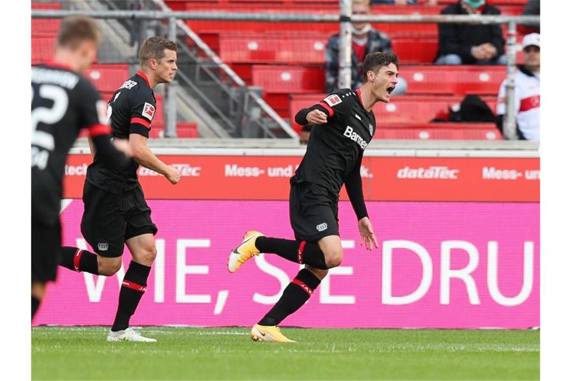 RBL verdirbt Baum-Debüt - Eintracht schlägt Hoffenheim Leverkusens Patrik Schick (r) jubelt nach seinem Tor zum 1:0 mit Sven Bender (2.v.l). Foto: Tom Weller/dpa