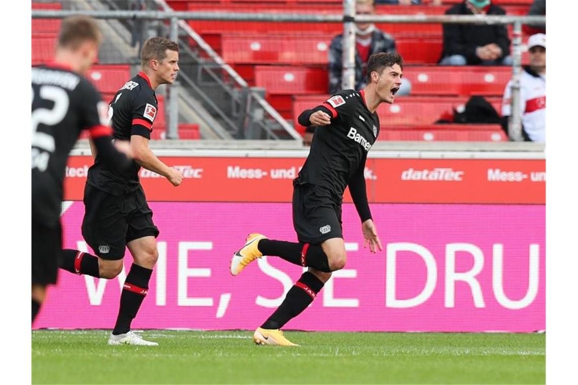 Leverkusens Patrik Schick (r) jubelt nach seinem Tor zum 1:0 mit Sven Bender (2.v.l). Foto: Tom Weller/dpa