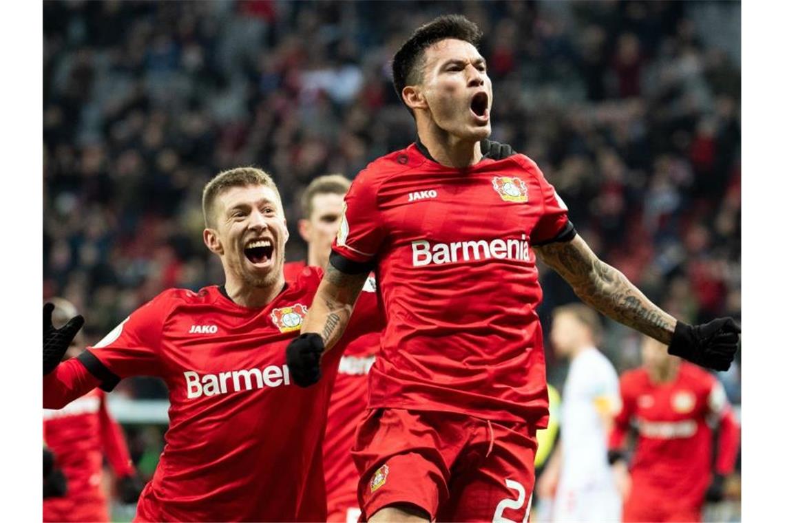Leverkusen nach Rückstand im Pokal-Halbfinale Leverkusens Spieler feiern das Tor von Charles Aranguiz (l) zum 2:1 gegen Union Berlin. Foto: Federico Gambarini/dpa